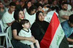 Người hâm mộ Iraq theo dõi buổi phát sóng trực tiếp trận đấu giữa đội tuyển Pháp và Iraq tại World Cup 2026 ở Baghdad, Iraq, ngày 23/6/2026. (Ảnh: Ahmad Al-Rubaye/AFP qua Getty Images)