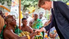 Ông Tristram Hunt (phải), giám đốc Bảo tàng Victoria and Albert (V&A) bắt tay với Vua Otumfuo Osei Tutu II, người cai trị Vương quốc Ashanti  