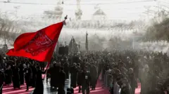 تجمع لمسلمين شيعة قبل عاشوراء أقدس الأيام الدينية عندهم في كربلاء في العراق وسط رش للماء للتبريد على وقع درجات حرارة مرتفعة 