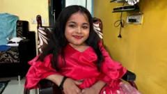 आजारानं दोन्ही पाय निकामी झाल्यानंतरही अबोली व्हीलचेअर मॉडेल बनली.