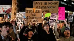 Personas con carteles gritan consignas pidiendo justicia para Renee Good.