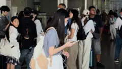 在台中車站，民眾在演習期間待在室內模擬避難。