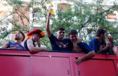 Pedri celebra durante el desfile del trofeo de la Copa Mundial de la FIFA 2026 el 20 de julio de 2026 en Madrid, España.