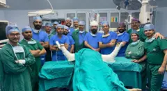 रेल्वे अपघातात हात गमावलेल्या एका चित्रकाराला हात प्रत्यारोपणामुळे मिळालं नवं जीवन