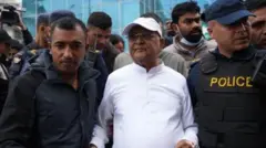 नेपाळचे माजी पंतप्रधान के. पी. शर्मा ओली यांना अटक केल्यानंतर वैद्यकीय तपासणी नेण्यात आलं