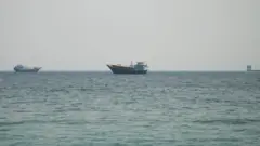 Barcos en el Estrecho de Ormuz