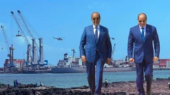 ሁለቱ ፕሬዝዳንቶች እና የሞቃዲሾ ወደብ ከጀርባቸቸው