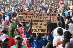 Des manifestants brandissent une pancarte demandant le retrait de la France du Niger