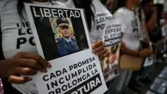 Familiares de presos políticos protestan frente al Ministerio Público en Caracas, el 28 de mayo de 2026.
