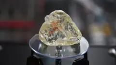 အဲဒီစိန်တုံးကြီးကို 'ငြိမ်းချမ်းရေးစိန်' လို့ သိကြပြီး နောက်ပိုင်းမှာ ဒေါ်လာ ၆.၅ သန်းနဲ့ ရောင်းချခဲ့ပါတယ်