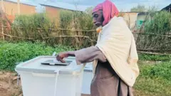 ድምፅ እየሰጡ ያሉ መራጭ 