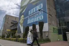 Edifício com um cartaz com o rosto do presidente boliviano Luis Arce