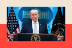 Donald Trump, vestido con un traje azul oscuro y una corbata azul claro, de pie detrás de un podio.