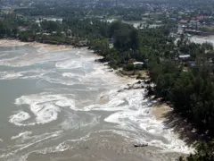 ภาพถ่ายจากเฮลิคอปเตอร์เผยให้เห็นความเสียหายที่เกิดขึ้นจากคลื่นยักษ์สึนามิที่ชายหาดจังหวัดภูเก็ตเมื่อวันที่ 26 ธ.ค. 2004