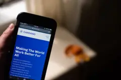 O site da Cardano em um smartphone