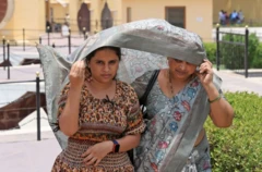 인도 자스탄주 여성들이 더위를 피해 이동하고 있다