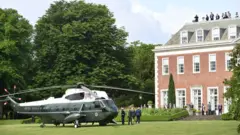 Un helicóptero estadounidense aterriza en los jardines de la majestuosa casa Windfield