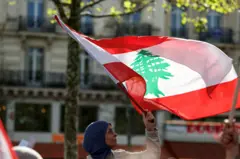 العلم اللبناني في تجمع بباريس، في وقت ناقشت "التايمز" و"فايننشال تايمز" الحرب في لبنان ودور حزب الله والضغط الأمريكي على إسرائيل، ضمن جولة الصحف البريطانية.