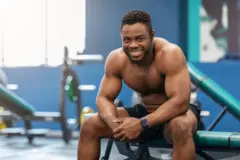 Homme noir au torse nu