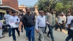 আদালতের এজলাসে ভাঙচুরের অভিযোগে জেলা আইনজীবী সমিতির সভাপতিকে গ্রেফতার করে পুলিশ