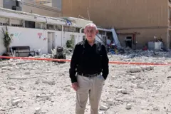Benjamin Netanyahu em frente a um hospital atingido por um míssil iraniano