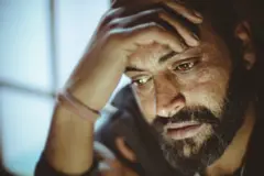 एकटेपण आलेला पुरूष 