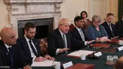 Rishi Sunak and Sajid Javid gbara arụkwaghị m si ọchịchị Boris Johnson n'abalị Tuesday. O jiri ịgba arụkwaghị m site na ọrụ gọọmenti.