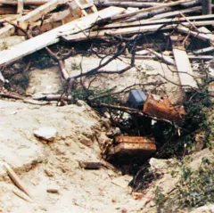 Restos dos tanques de combustível usados para queimar os corpos de Hitler e Eva Braun