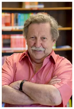 Pedro Bandeira de braços cruzados