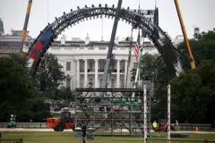 En la imagen de la fachada de la Casa Blanca se interponen grúas, arcos metálicos y andamios.