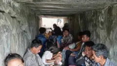 လေကြောင်းအန္တရာယ်စိုးရိမ်ပြီး ဘေးလွတ်ရာ ထွက်ပြေးနေကြတဲ့ တွန်းဇံမြို့ ဒေသခံတွေ 