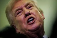 Donald Trump hablando con periodistas en el avión presidencial.