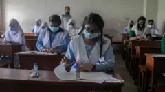 এসএসসি পরীক্ষা দিচ্ছেন পরীক্ষার্থীরা