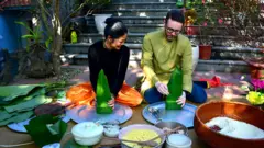 Ông Iain Frew học gói bánh chưng