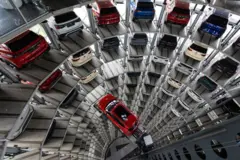 Carros em plataforma elevatória dentro de uma das torres de exibição na fábrica da Volkswagen
