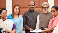 बागी टीएमसी सांसदों ने रविवार को नई दिल्ली में लोकसभा स्पीकर ओम बिरला से उनके आवास पर मुलाकात की