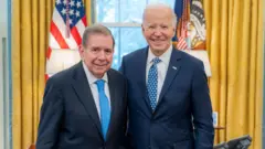 González con Biden en la Casa Blanca este lunes.