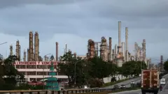 Общий вид здания нефтеперерабатывающего завода «Эль-Палито» в сумерках во время прогулки по окрестностям завода 18 декабря 2025 года в Пуэрто-Кабельо, Венесуэла.