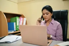 "එන්න එපා, සාධාරණ විධියට නෙවෙයි හම්බ කරන්නේ. යා දෙන්නේ නැහැ. ඒගොල්ලොන්ට යා දෙන්නෙත් නැහැ. අපිට යා දෙන්නෙත් නැහැ. මොක ද අපි තව කෙනෙකුට ගින්දරක් දීලානේ හම්බ කරන්නේ,"යි බීබීසී සිංහල සේවය හා පැවසුවේ, කොළඹ නගර මධ්‍යයේ පිහිටා ඇති ඔන්ලයින් ණය ලබා දෙන මූල්‍ය ආයතයනයක සේවය කළ 23 හැවිරිදි සමාධි ය. 