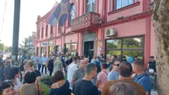 Desetine Zaječaraca okupilo se ispred zgrade gradske skupštine tokom sednice, a objekat je obezbeđivala policija