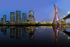 Ponte Estaiada e prédios espelhados em São Paulo