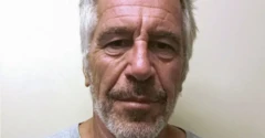 Foto de Jeffrey Epstein olhando fixamente para a câmera, com barba por fazer, diante de uma parede.