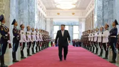 Kim Jong-Un camina entre filas de soldados a ambos lados