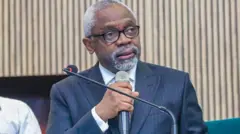 Cheta na onyeisi ụlọọrụ ahụ bụ Adeniyi Adeyemi na-ebo ebubo na ya nyere Gbajabiamila ego aka azụ iji nweta ọkwa ahụ