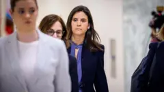 Sarah Kellen w drodze na zeznania przed Komisją Nadzoru Izby Reprezentantów USA. Maj 2026 roku