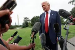 Trump em gramado, diante do microfone de repórteres