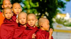 ဗုဒ္ဓဘာသာဝင်ကိုရင်ငယ်များ