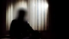 Un homme assis avec le visage flouté