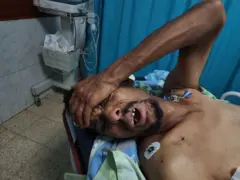 السجين الفلسطيني رامي أبو مصطفى من ذوي الإعاقة أصيب بجروح في أجزاء جسده وفقد بصره بعد أن اعتقلته القوات الإسرائيلية خلال عملية في خان يونس قبل أشهر، وتلقى العلاج الطبي في مستشفى غزة الأوروبي، بخان يونس جنوبي قطاع غزة يوم 25 يونيو/حزيران 2024