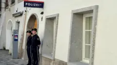 Policija ispred renovirane zgrade 